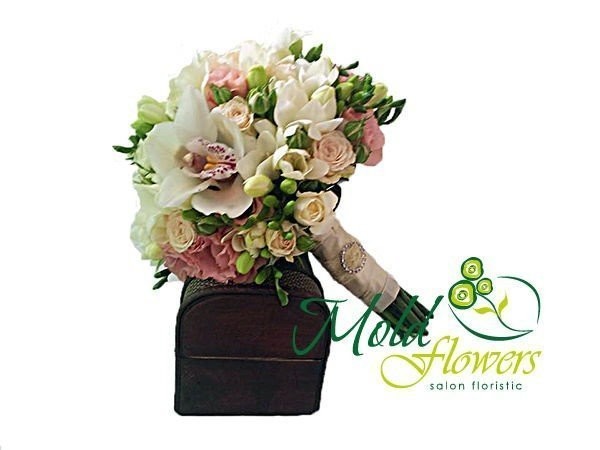 Букет невесты из белых орхидей фаленопсис и фрезий, бежевых кустовых роз, розовой эустомы фото