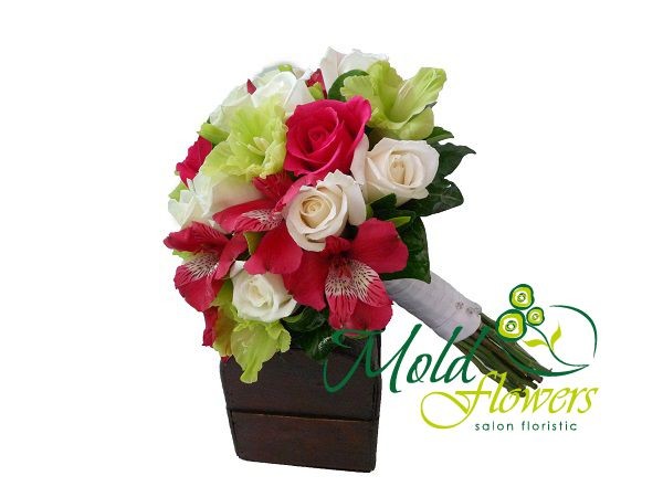 Букет невесты из белых и цикламеновых роз, гипсофиллы, розовой альстромерии и зелёных гладиолусов фото