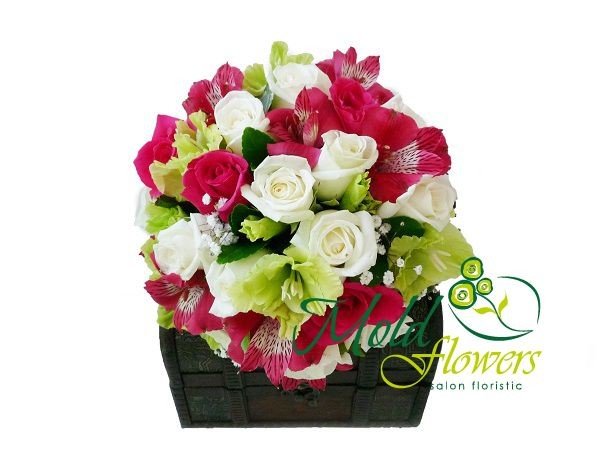 Букет невесты из белых и цикламеновых роз, гипсофиллы, розовой альстромерии и зелёных гладиолусов фото