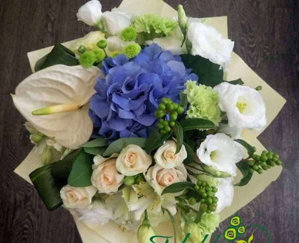 Букет из кремовых кустовых роз, белых эустом, белой каллы, синих гортензий, аспидистры, зеленых гвоздик и хризантем фото