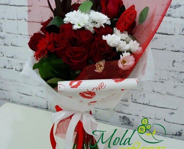 Buchet de trandafiri roșii, gerbera, crizantemă albă, leucadendron și eucalipt cu inimă împletită foto