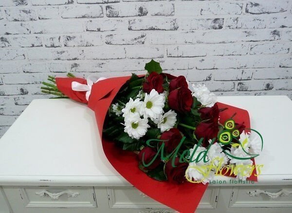 Buchet de crizanteme albe, trandafiri roșii în hârtie roșie cu panglică albă foto