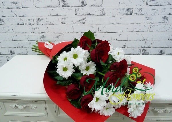 Букет из белых хризантем, красных роз в красной бумаге с белой лентой фото