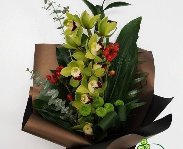 Buchet de orhidee Cymbirium verde, hypericum roșu, crizanteme verzi, eucalipt, aspidistra și ruscus foto
