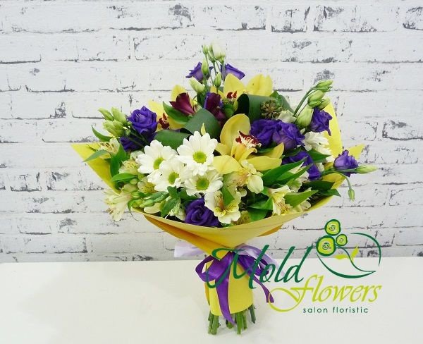 Букет из белых хризантем, фиолетовых роз, желтых орхидей, белых и фиолетовых альстромерий, аспидистры фото