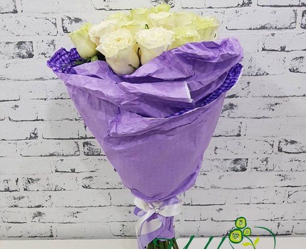 Букет из белых роз в фиолетовой бумаге фото