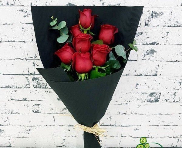 Букет из красных роз и эвкалипта в черной бумаге фото