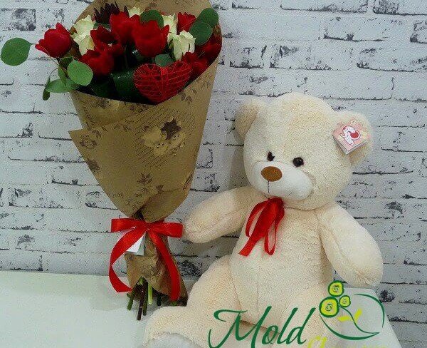 Красивый букет из белых роз и красных тюльпанов в крафт-бумаге и белый плюшевый мишка фото