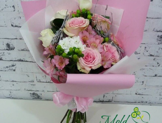 Buchet de alstromeria roz, trandafiri albi și roz, hypericum verde și crizanteme albe foto