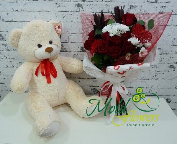 Buchet de trandafiri roșii, gerbera, crizantemă albă, leucadendron, eucalipt cu o inimă împletită și un ursuleț de pluș foto