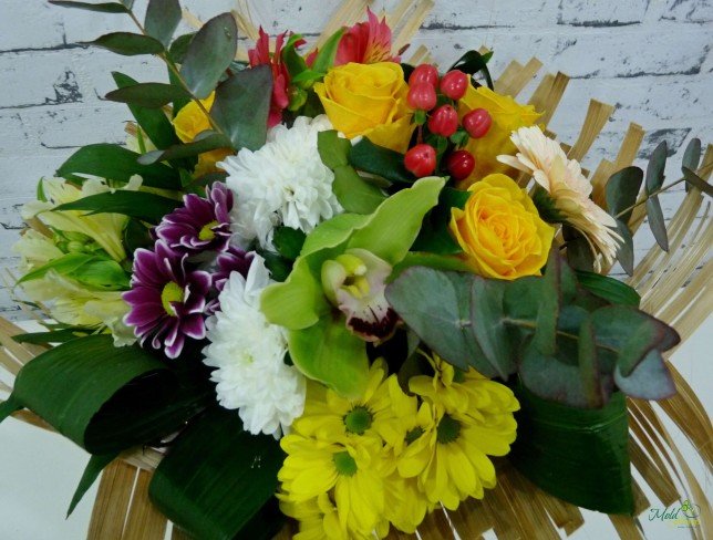 Букет из бежевых гербер, желтых роз, хризантем и орхидеи фото