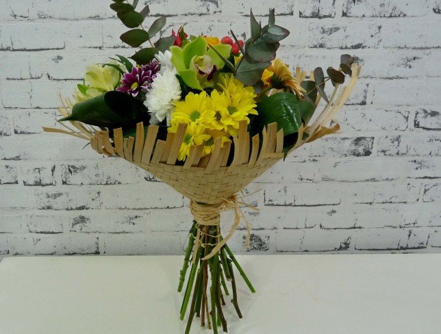 Букет из бежевых гербер, желтых роз, хризантем и орхидеи фото