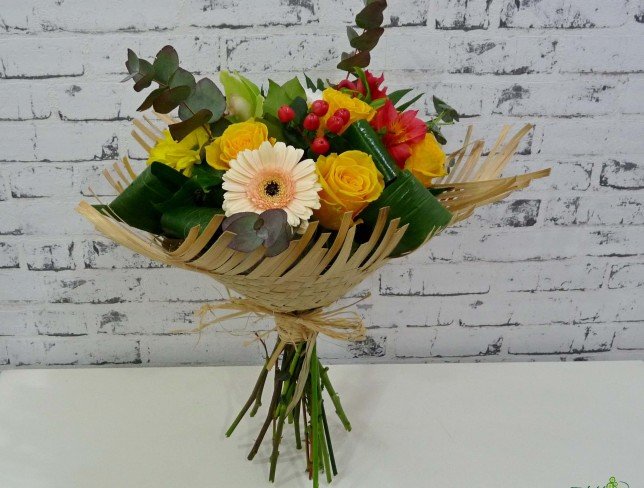 Bouquet of beige gerbera, yellow roses, chrysanthemums, and orchids (photo)