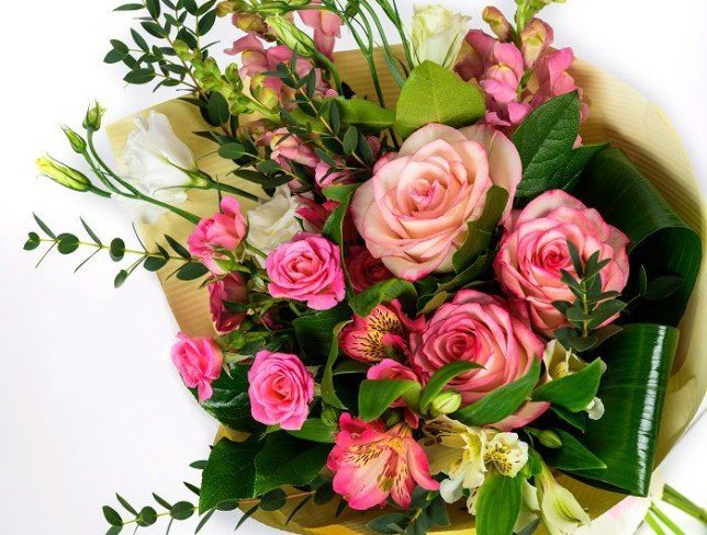 Букет из розовых роз и кустовых роз, белых эустом, розовых альстромерий, и львиный зев, эвкалипт, салал, аспидистра фото