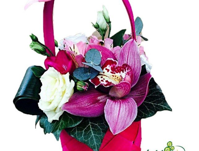Розовая корзинка  с розовами альстромериями, орхидеей, белыми розами, аспидистрой фото
