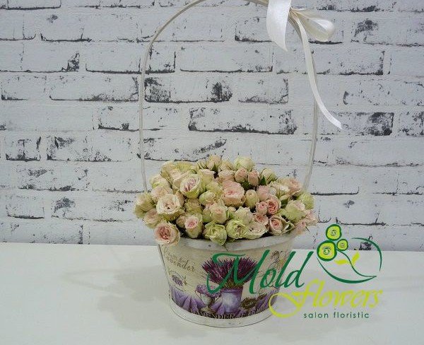 Корзина с зелено-кремовыми кустовыми розами фото