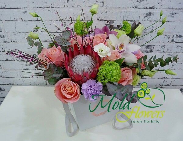 Коробка с розами, гвоздикой, орхидеей, эустомой, протеей фото