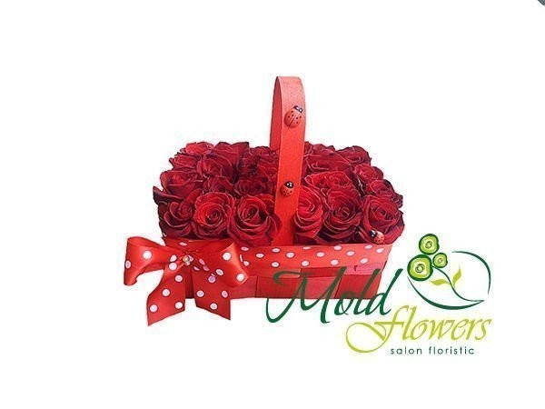 Coș cu trandafiri roșii foto