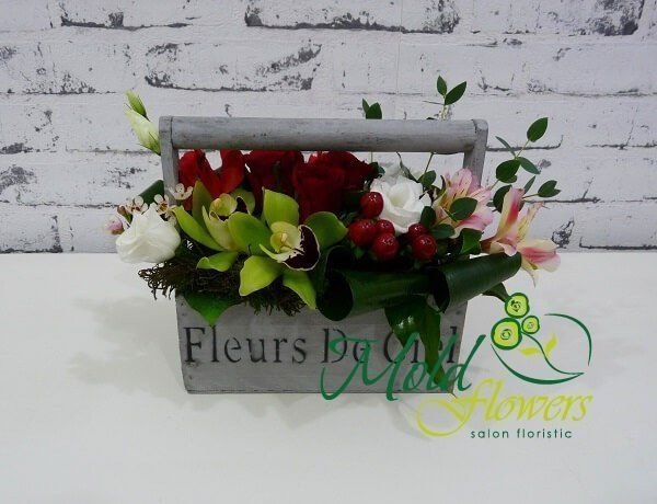 Коробка с зелеными орхидеями, красными розами и гиперикумом, белыми эустомами, розовыми альстромериями фото