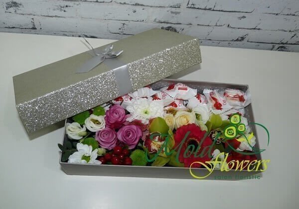 Коробка серебряного цвета с конфетами, герберой, розами, орхидеями, хризантемами и гиперикумом фото