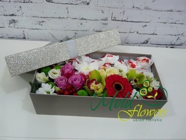 Коробка серебряного цвета с конфетами, герберой, розами, орхидеями, хризантемами и гиперикумом фото