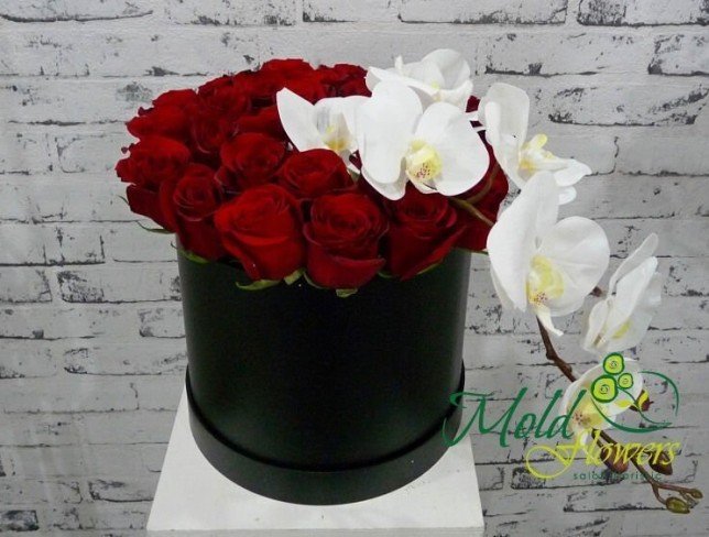 Черная коробка с красными розами и белыми орхидеями фото