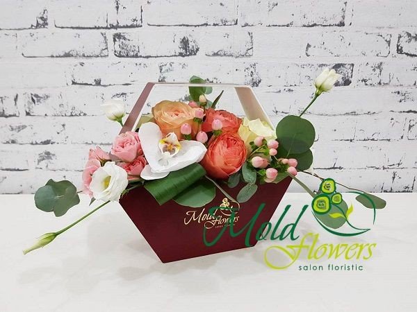 Красная коробка с белой орхидеей, оранжевыми пионовидными розами, белыми и розовыми кустовыми розами, эустомами, гиперикумом фото