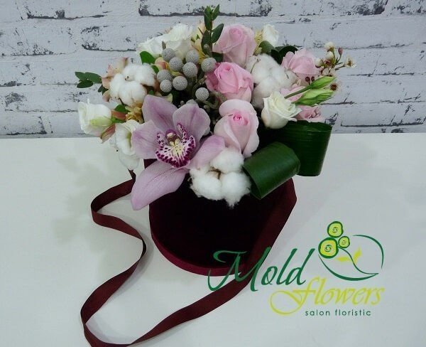Бордовая коробка с розовыми и белыми розами, белыми эустомами, розовой орхидеей, цветами хлопка, аспидистрой, брунией  фото