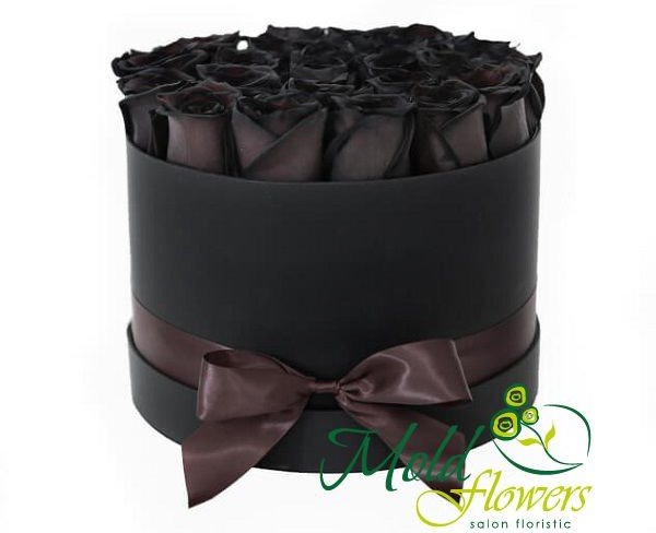Черная коробка с черными розами с лентой фото