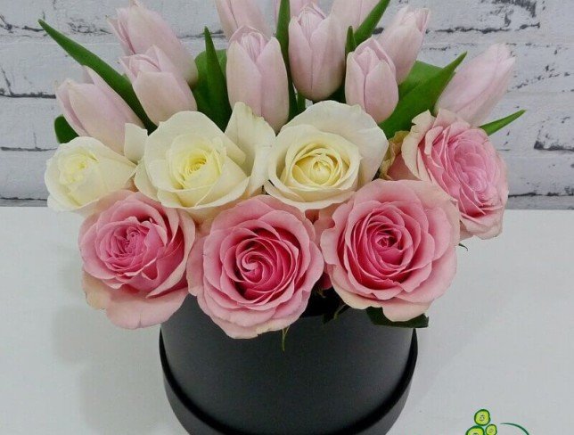 Черная коробка с розовыми розами и тюльпанами, белыми розами фото