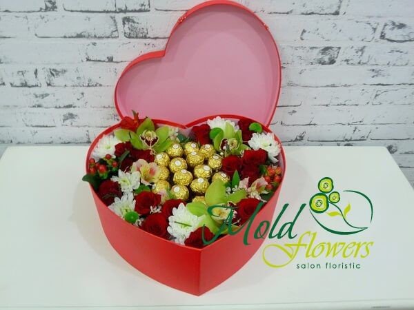 Красная коробка- сердце с конфетами, красными розами, зелеными орхидеями, белыми хризантемами, красным гиперикумом фото