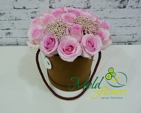 Brown box with pink roses photo