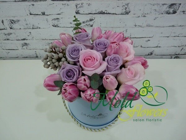 Голубая коробка с розовыми и фиолетовыми розами, розовыми тюльпанами, эвкалиптом и брунией фото