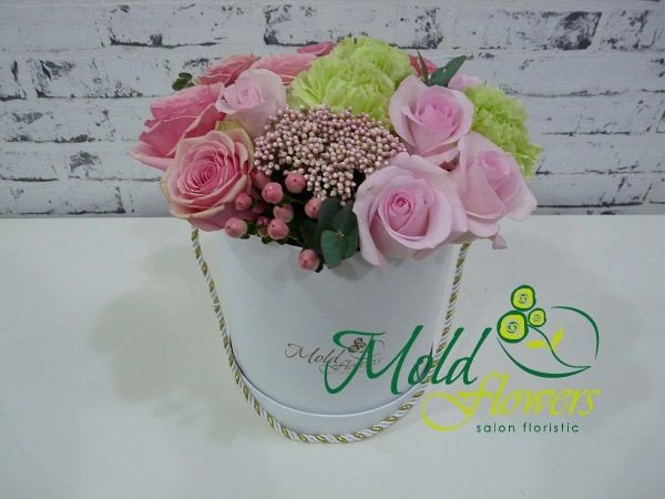 Белая коробка с розовыми розами, пионовидными зелеными розами и розовым гиперикумом фото