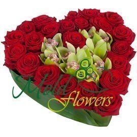 Красивая композиция- сердце из красных роз и зеленых орхидей цимбидиум фото