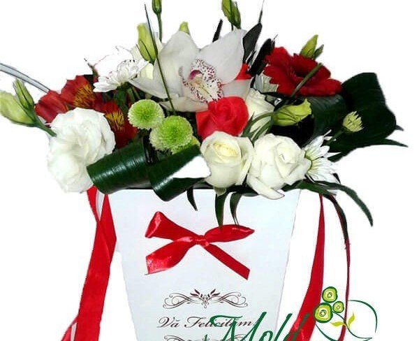 Белая коробка с белыми розами, эустомами, орхидеями, хризантемами, красными герберами, розами, альстромериями фото