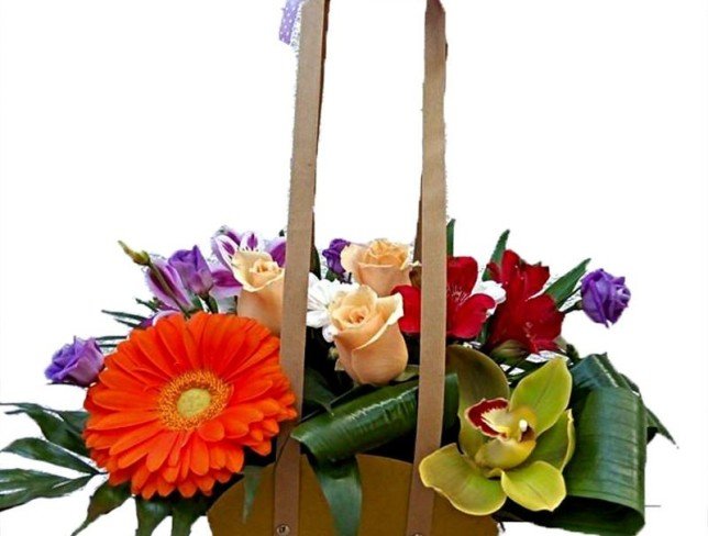 Коричневая сумочка с оранжевой герберой, зеленой орхидеей, кремовыми розами, красными и фиолетовыми альстромериями, эустомами фото