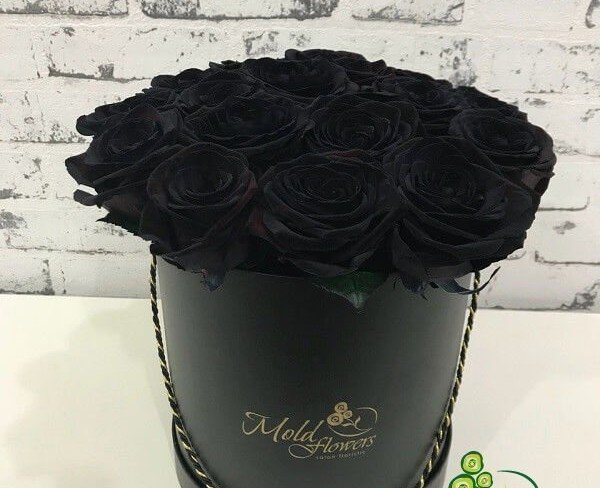 Эксклюзивная чёрная шляпная коробка с чёрными розами фото
