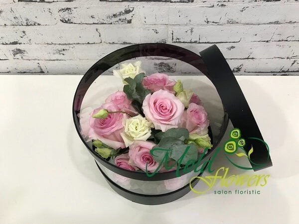 Чёрная коробка аквариум с розовыми розами, белой эустомой и эвкалиптом фото