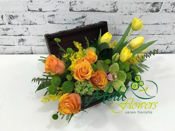 Ящик с желтыми тюльпанами, оранжевыми розами, хризантемой и орхидеей фото