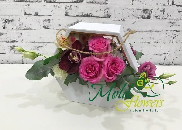 Белая коробка с розовыми розами, бордовой орхидеей цимбидиум, белой и розовой эустомой, альстромерией, хризантемой и эвкалиптом фото