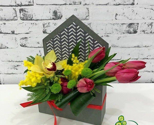 Серая коробка- конверт с красными тюльпанами, жёлтой орхидеей, зелёной хризантемой и мимозой фото