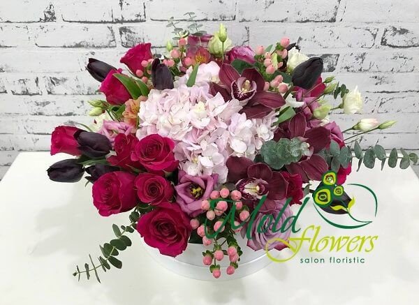 Белая коробка с гортензией, гиперикумом, альстромерией, эустомой, орхидеями, тюльпанами, розами фото