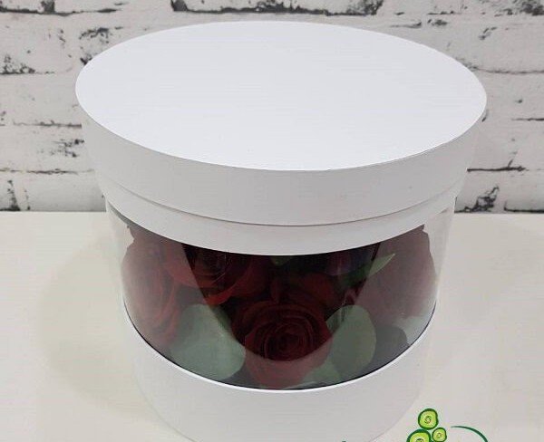 Белая коробка- аквариум с красными розами, чёрными тюльпанами и эвкалиптом фото