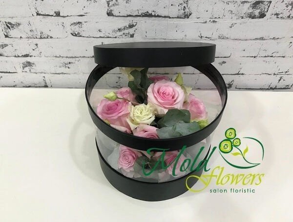 Чёрная коробка аквариум с розовыми розами, белой эустомой и эвкалиптом фото