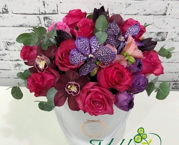 Белая коробка с розами, орхидеей ванда, тюльпанами, орхидеей цимбидиум, альстромерией, эвкалиптом фото
