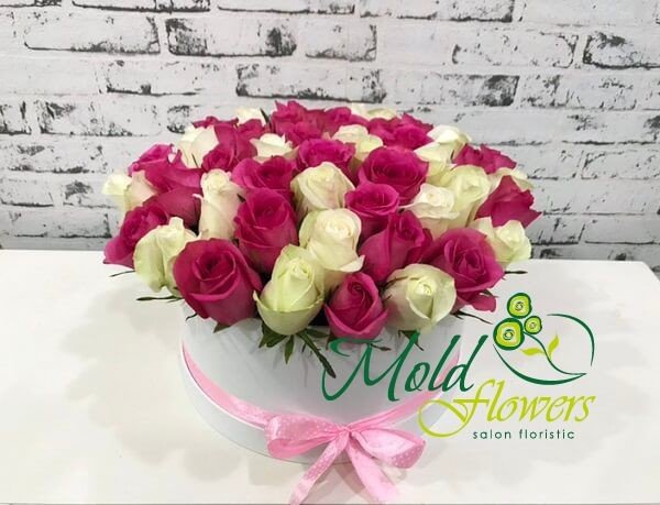 Красивая белая коробка с розовыми и белыми розами фото