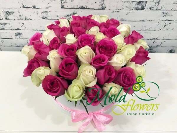Красивая белая коробка с розовыми и белыми розами фото