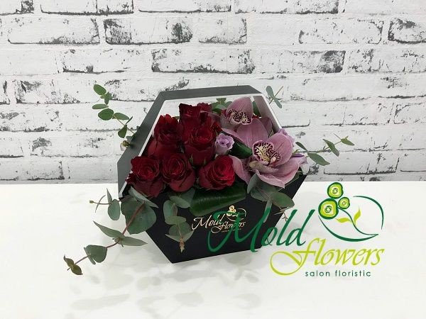 Чёрная коробка с красными и фиолетовыми розами, розовой орхидеей и эвкалиптом фото