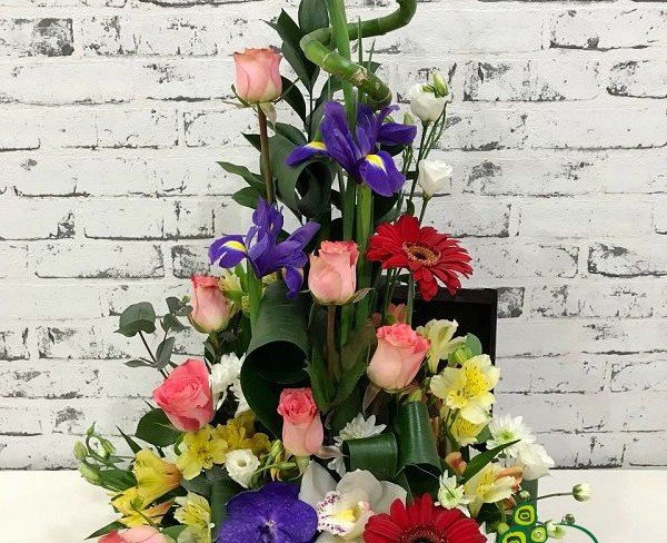 Тёмно- коричневый ящик с розами, ирисами, герберами, орхидеей , эустомой, хризантемой фото
